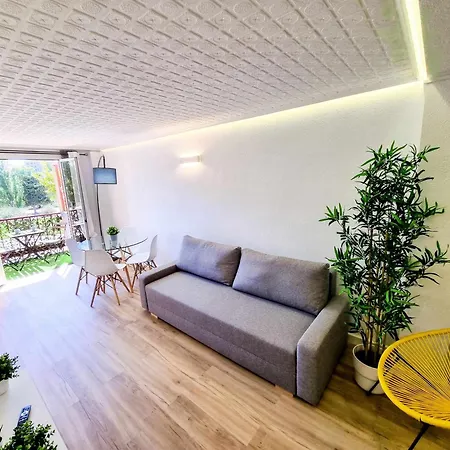 Front Views To El Pilar Comotucasa *