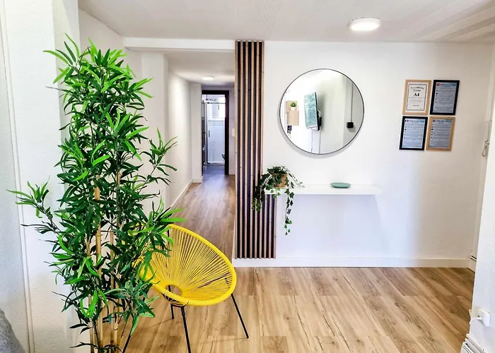 Apartment Front Views To El Pilar Comotucasa