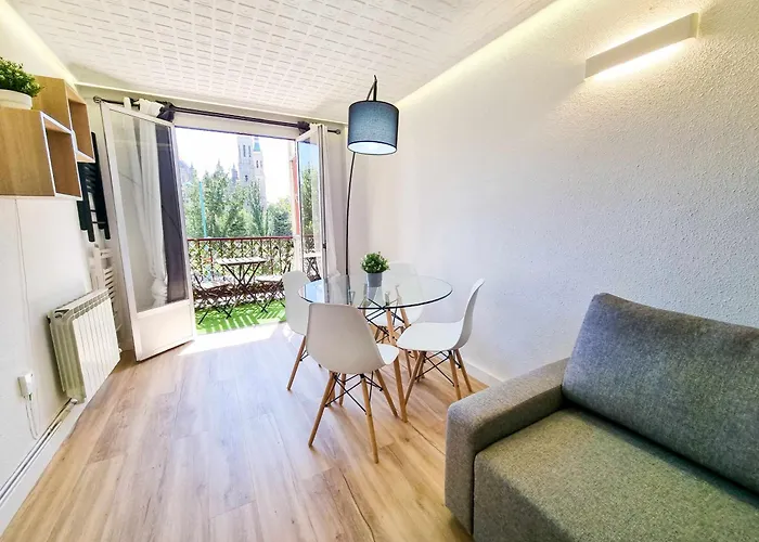 Apartment Front Views To El Pilar Comotucasa